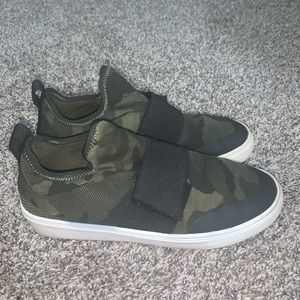 Camo one strap shoes 👟